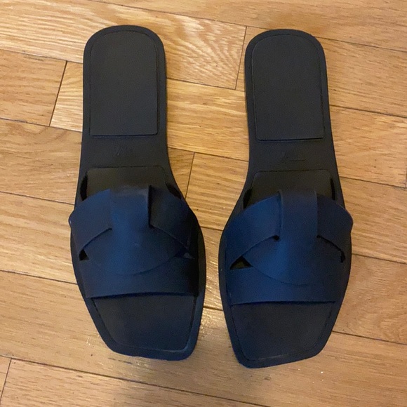 Zara Slides with crossover sandals - Picture 2 of 6